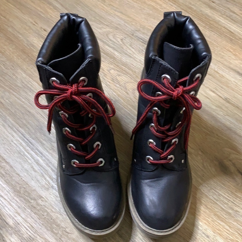 Dirty Laundry lace up boots size 8.5